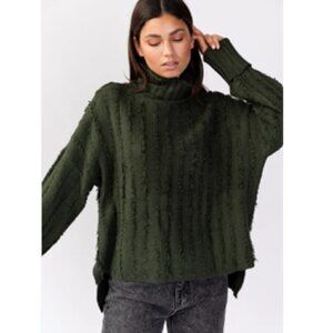 NWOT Gilli Distressed Detail Hunter Green Turtleneck Sweater